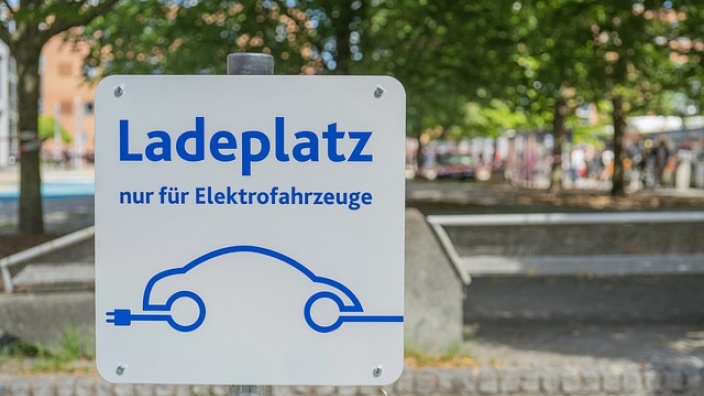 Schriftliche Anfrage: Öffentliche Ladeinfrastruktur für Elektrofahrzeuge